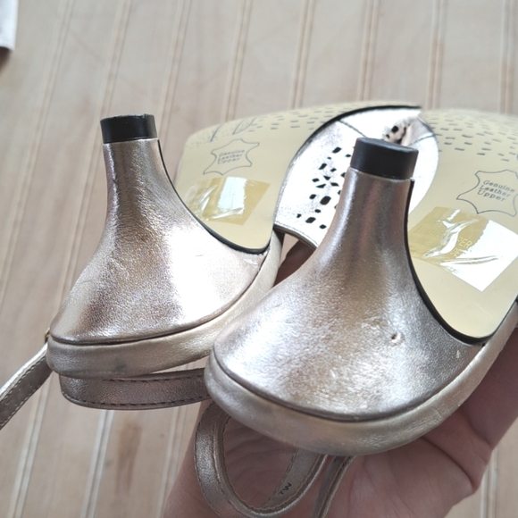 NEW Bella Vita Pointy Sling Back Kitten Heel Metallic Cutout Perforated Pumps - Picture 6 of 7